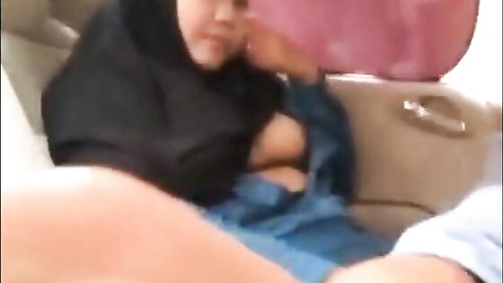 Indonesian MILF Licked by Her Boyfriend in Car: HD Porn 77 pt