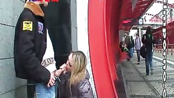 Nechá se hoblovat hned vedle tramvajové zastávky. She gets fucked near tram stop - Film Porno | porno video zdarma