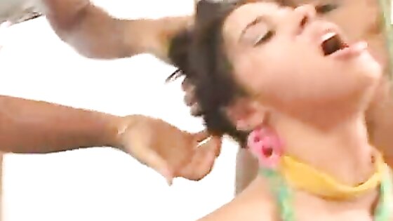 Brazilská čubka a dva nabíječi. Brasilian girl loves to suck - Film Porno | porno video zdarma