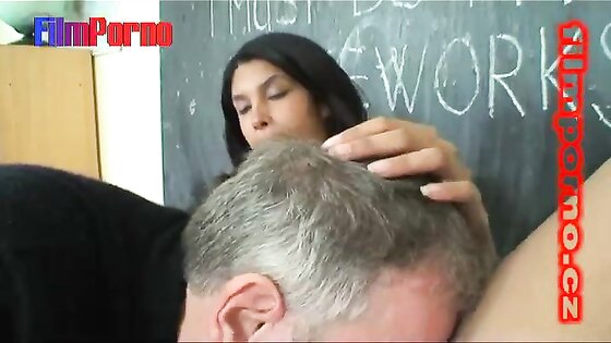 Nejdřív přes zadek rákoskou a pak ptákem do pipiny. Nasty czech black schoolgirl likes older dick - Film Porno | porno video zdarma