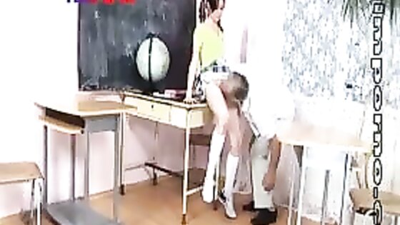 Doučování má své výhody, třeba anální zásun. Teacher fucks her pussy and ass - Film Porno | porno video zdarma