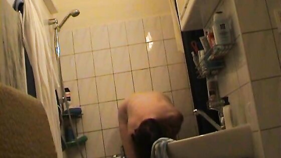 Dutch redhead granny in bathroom - Film Porno | porno video zdarma