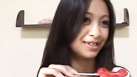 Asijská dívka pěkně kouří a pak si to nechá na obličeji. Sexy Asian sweetie Kina Kai - Film Porno | porno video zdarma