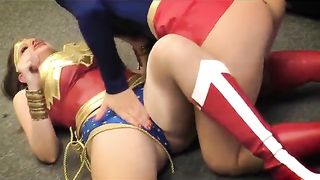 Wonder Woman vs Super Girl