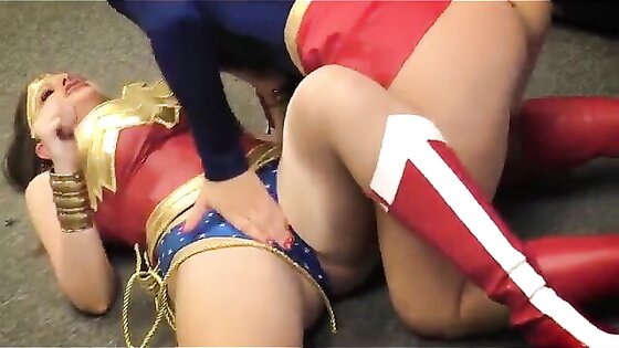 Wonder Woman vs Super Girl