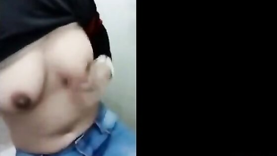 hot tudung slut rubbing her pussy in toilet