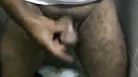 Filmou caminhoneiro trocando oleo no banheiro