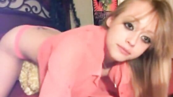 Webcam girl sucks a dildo