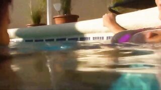 2 Huehner im Pool auf Mallorca