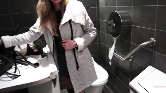 VicaTS Fucks  Milla In The Bathroom