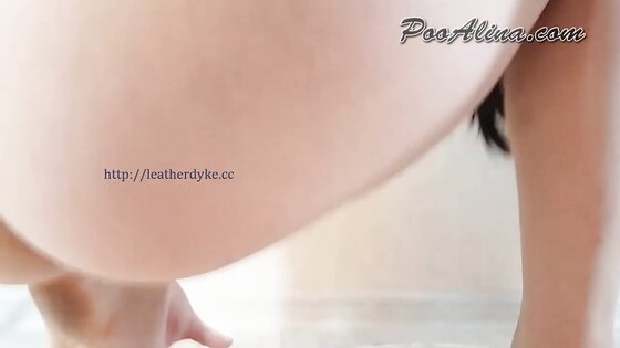 bizarropornos.com - Young girl pooping in a bottle