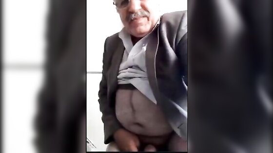 Arab Daddy Showing on Cam