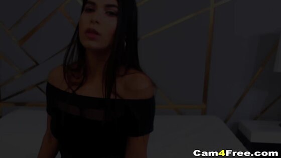 Sexy Chick Masturbates on Live Cam