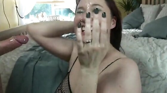 Sexy girl gets a huge facial