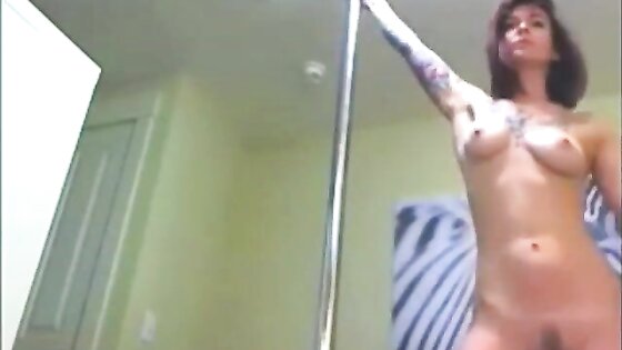 Dance! Sexy tattoed hottie pole dances on webcam