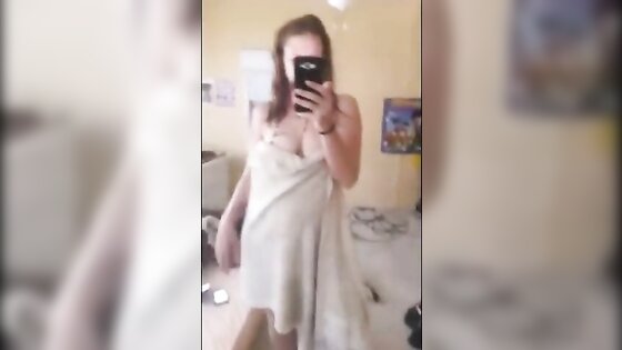 Hot white chick show her body on Periscope