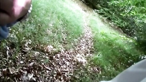 Wichsen und Lutschen im Wald