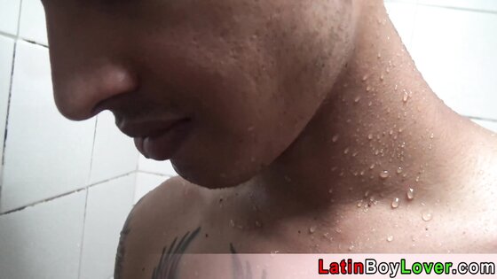 Amateur latin gay Jason gets an offer in the shower