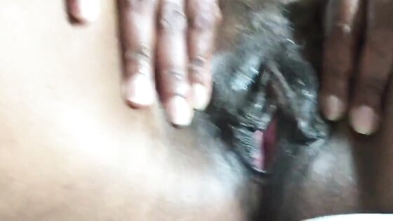 Finger fuck my mature ebony pussy