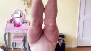 bizarropornos.com - Yoga Headstand and Pee on Self