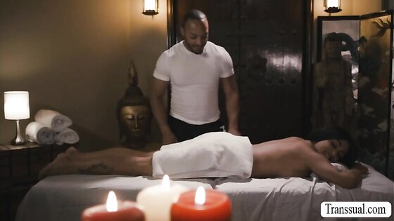 Black masseur analed his trans client after he massage her