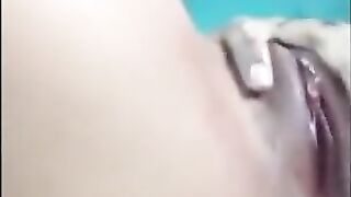 Anne plays with her wet pussy on Periscope