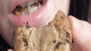 Mollige Brünette melkt Schwanz und isst mit Sperma bedecktes Keks
