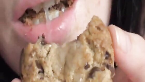Mollige Brünette melkt Schwanz und isst mit Sperma bedecktes Keks