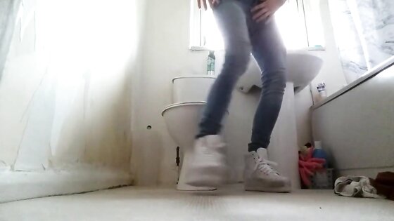Crossdresser in tight Jeans and Sneakers
