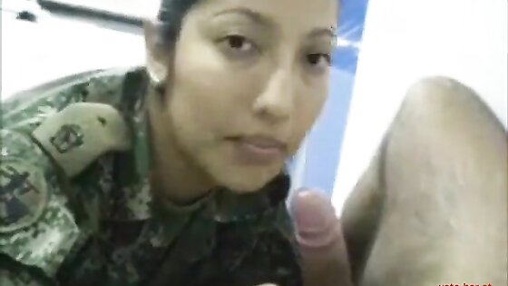 Militar colombiana mamando verga!
